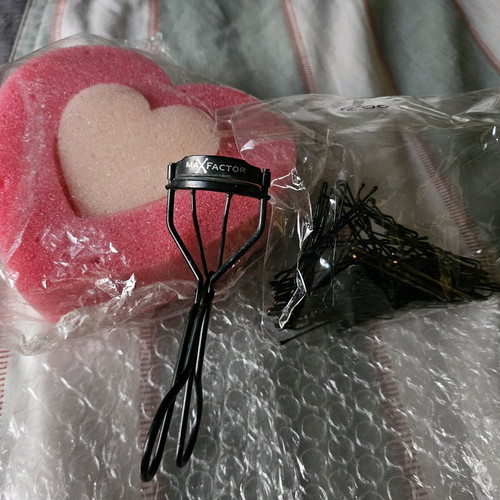 Max Factor eyelash curler like new with sponge and hairpins