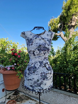 Summer floral mini dress like new, size S, white and gray