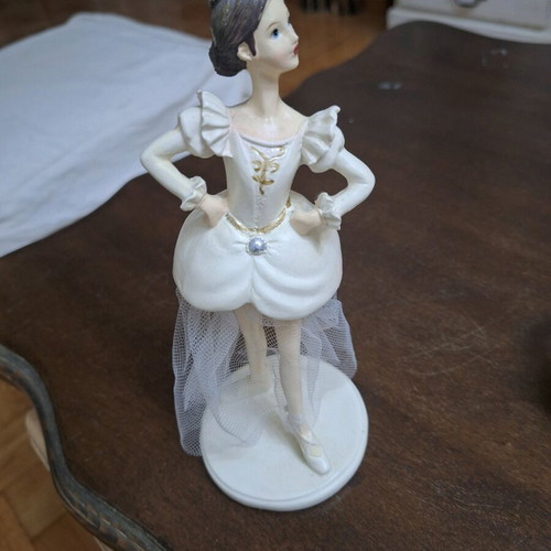 Decorative ballerina figurine like new