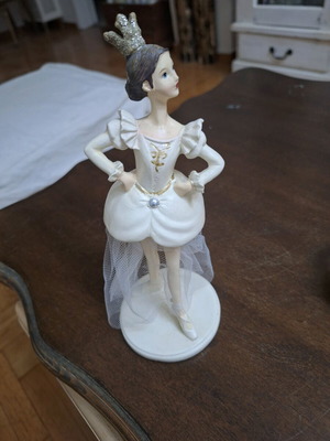Decorative ballerina figurine like new