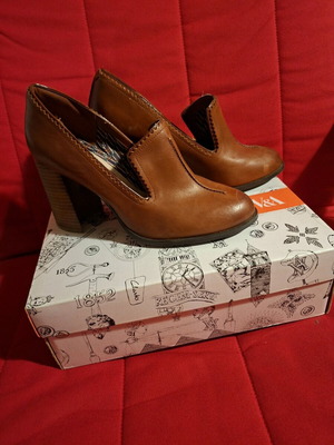 Clarks leather pumps tan with wooden heel new