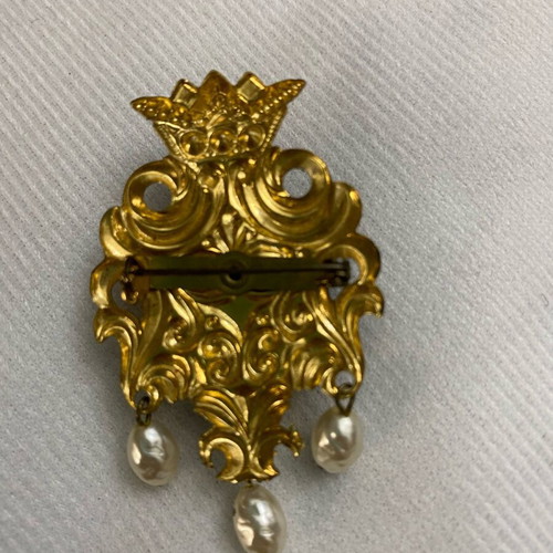 Vintage brooch with blue stone and pearls, like new, gold tone