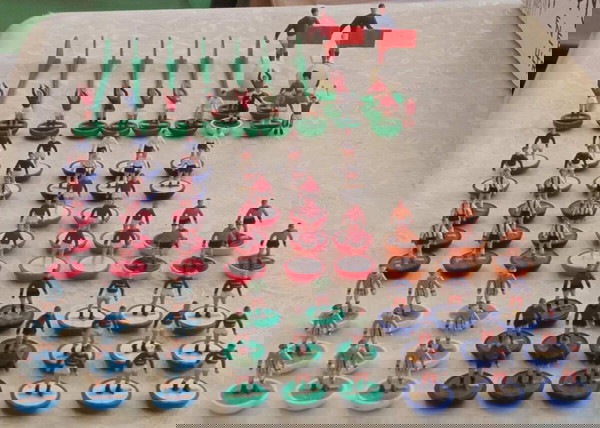 Subbuteo δεκαετιας1970-80 μεγαλο λοτ παιχτες-σημαιακια-μπαλλες-παιχτες κορνερ-διαιτητης !!!
