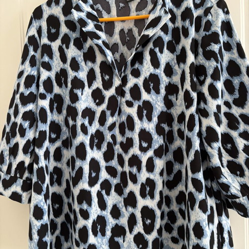 Shein shirt with blue leopard print like new, size M