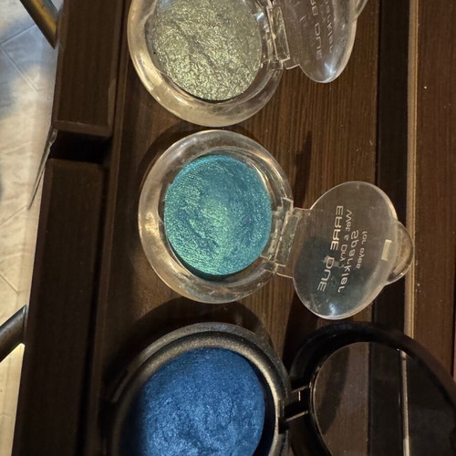 20 eyeshadows like new in various colors