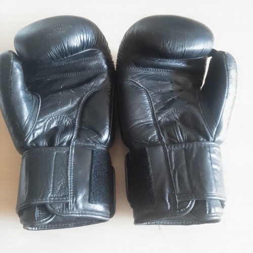 Force 1 leather boxing gloves 16 oz used with small hole