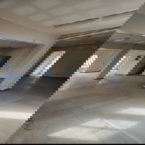 Продава се триетажна сграда 2338 кв.м. на централно място в Перистери.