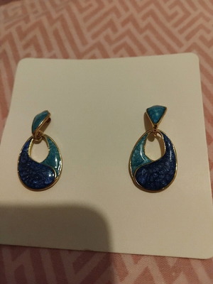 Dangling earrings blue shades new