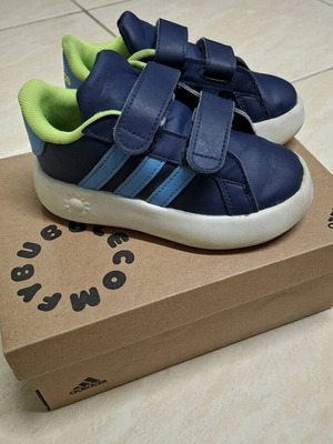 Adidas Grandcourt 2.0 kids tennis shoes used, size 25