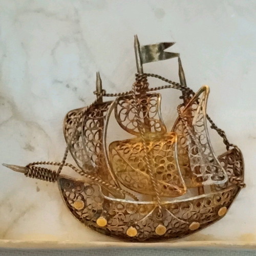 Silver 800 pin gold plated like new, filigree vintage style