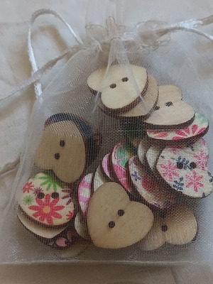 Wooden heart-shaped buttons new, pack of 22, various designs