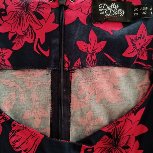 Dress with flowers and tulle inside like new, size XL-XXL