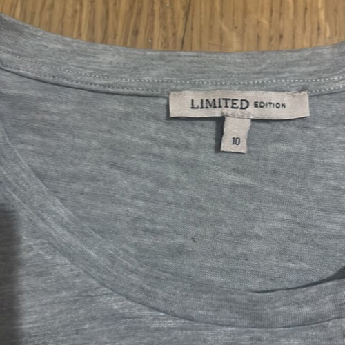 Grey women's t-shirt medium like new with strass pocket Limited