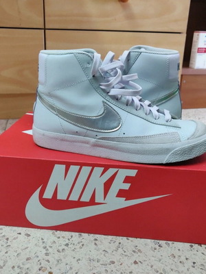 Ολοκαίνουργια γυναικεία μποτάκια Nike μέγεθος 39 λευκά με ασημί