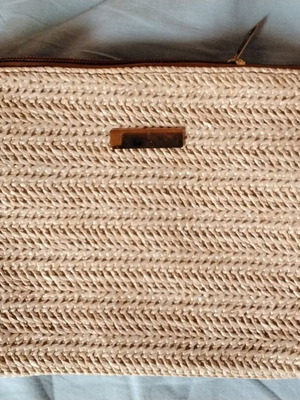 Straw bag small like new, zipper not working, beige