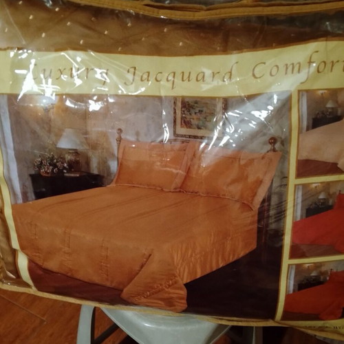 Luxury quilt blanket new, gold color 220x240 with 2 pillowcases