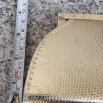 Χρυσό βραδινό τσαντάκι clutch με στρας και μεταλλικό πλαίσιο