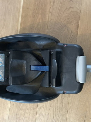 Maxi-Cosi EasyBase 2 car seat base like new