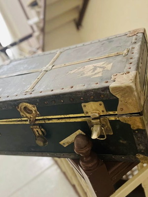 Ταξιδιωτικό μπαούλο μεταχειρισμένο με μεταλλικές λεπτομέρειες industrial retro