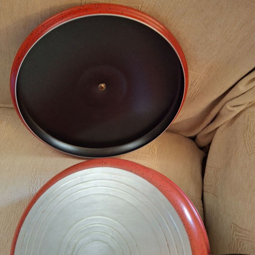 Nonstick saucepan with handle and lid like new, vibrant color