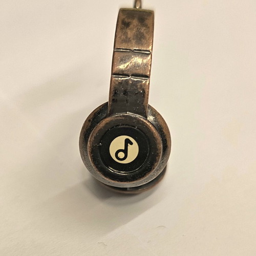 Beats headphones pendant or keychain like new, gold color