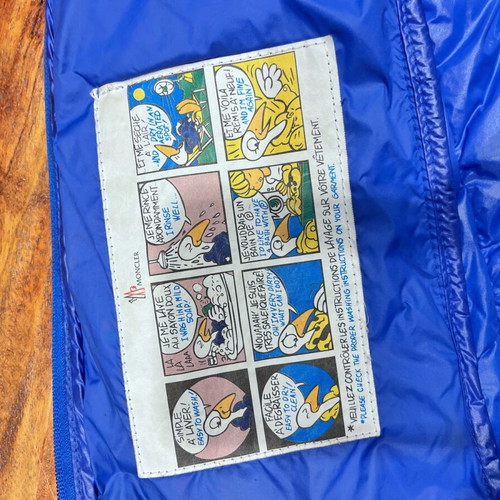 Sleeveless jacket like new with hood blue