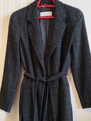 Max Mara women's coat like new, size M, with belt and lining
