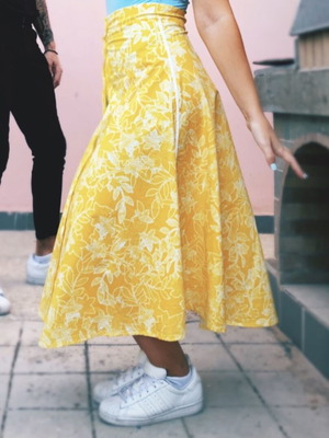 Midi skirt yellow with white flowers like new, size S