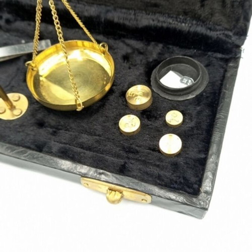 Pocket scale like new in its box with micrograms