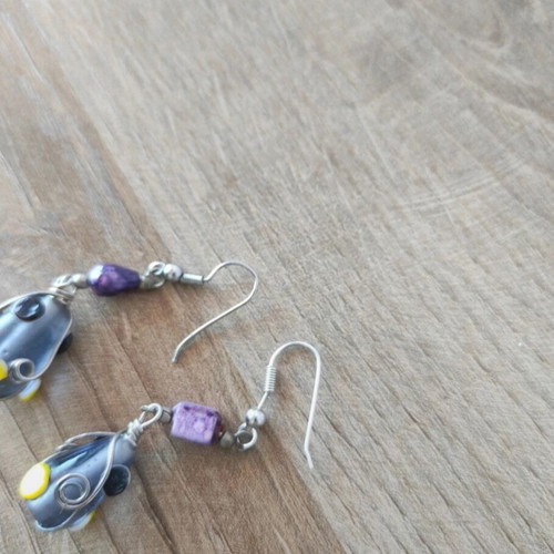 Dangling earrings like new with purple glass beads