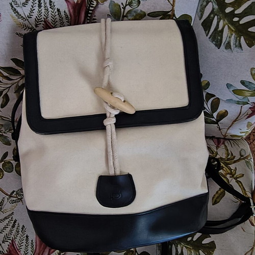 Backpack Bag to Bag white and black, like new, mixed materials