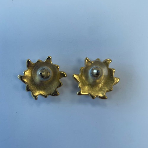 Small flower-shaped earrings with matte gold and pink fuchsia stone like new