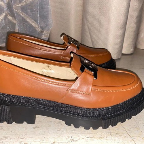 Loafers Zapatos tan with black chunky sole like new, sizes 40-41