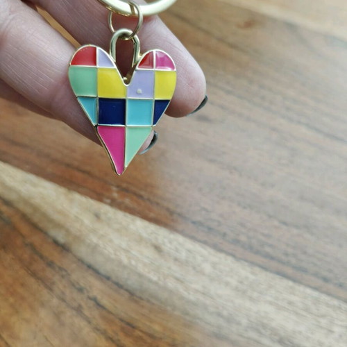 Metal heart keychain new, multicolored