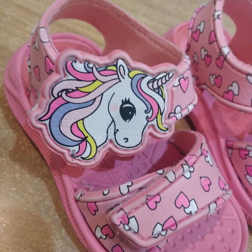 Girl's sandals size 21 with unicorn design like new