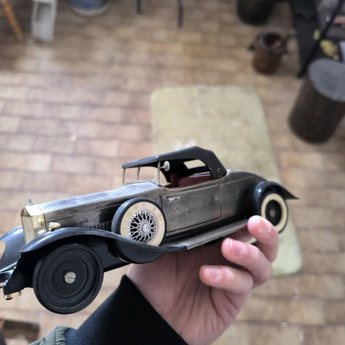 Decorative metal car used with speaker and 9volt battery