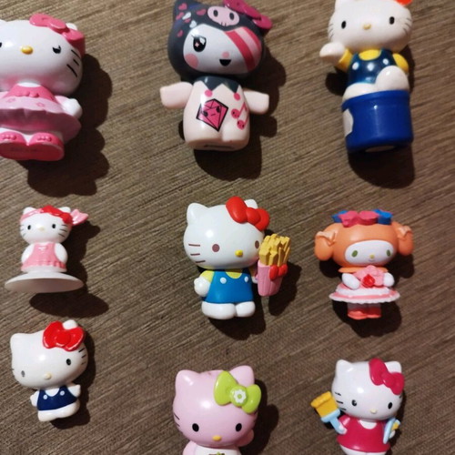 Hello Kitty figures pack like new, 11 figures and keychain