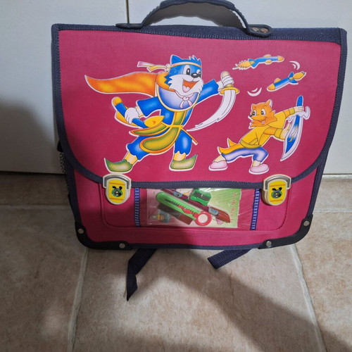 School bag like new with two compartments and side pockets for bottle