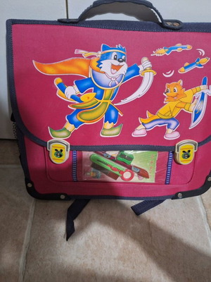 School bag like new with two compartments and side pockets for bottle
