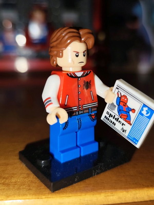 Peter Parker Lego φιγούρα σαν καινούργιο με βάση και αξεσουάρ