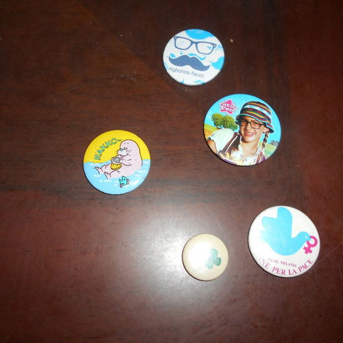 Set of 5 used pins Patito Feo, Rakko, Donne Per La Pace, Mykonos