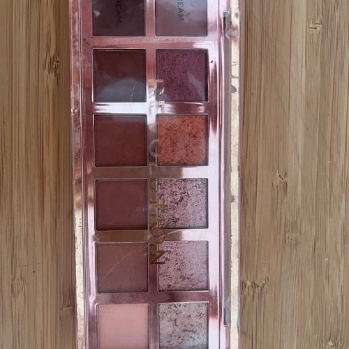 Makeup Revolution The True Icon eyeshadow palette like new