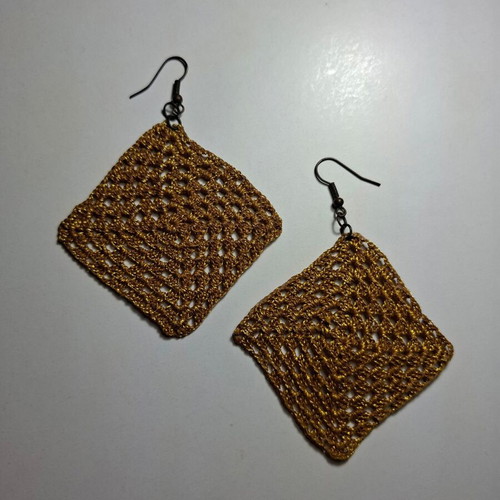 Dangling earrings rhombus with embroidered design like new, gold-colored