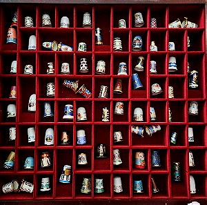 Συλλογή πορσελάνινες δαχτυλήθρες με ξύλινη βιτρίνα και βιβλίο