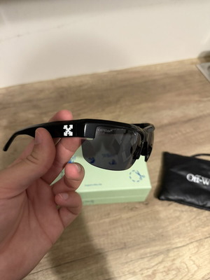 Off-white sunglasses like new, black