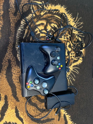 Xbox 360 Slim употребяван комплект с 2 контролера и 13 игри