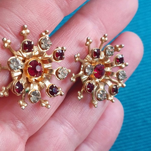 Vintage 60s clip earrings used, gold tone with red and white crystals