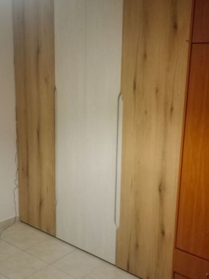 Ντουλάπα τετράφυλλη, καναπές κρεβάτι, τραπέζι κουζίνας με 4 υφασμάτινες καρέκλες, ψυγείο