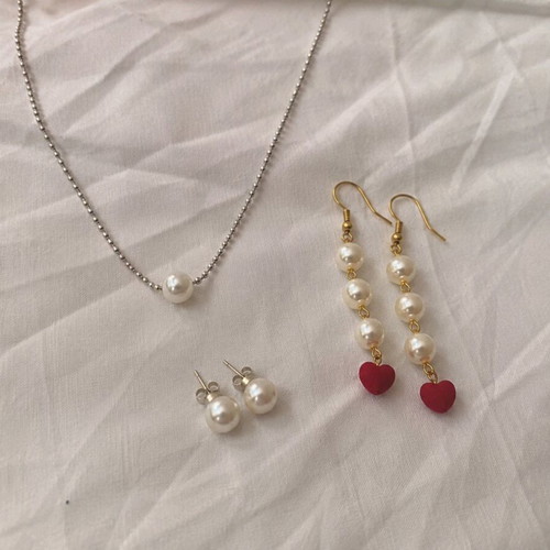 Pearl jewelry set new, necklace and 2 pairs of earrings