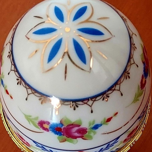 Porcelain decorative egg like new with handmade floral motifs